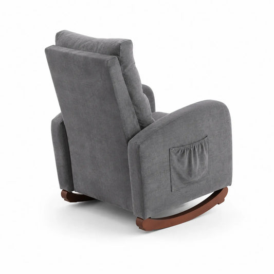 Sillón mecedor tapizado de tela gris con estructura de madera