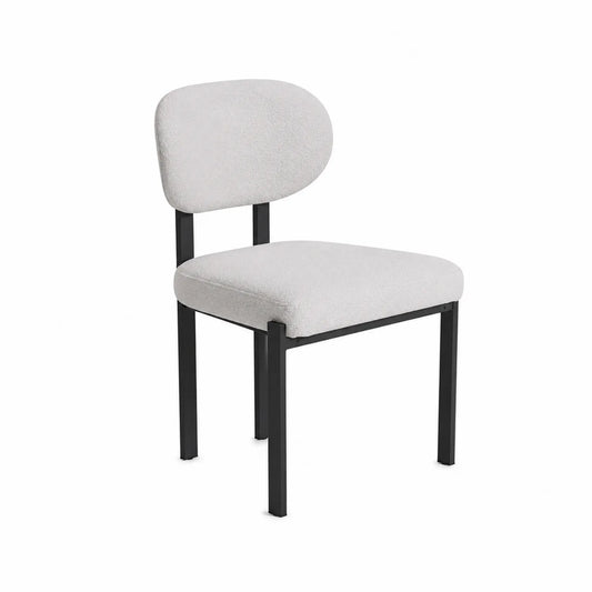Silla de tela blanca con estructura metálica negra
